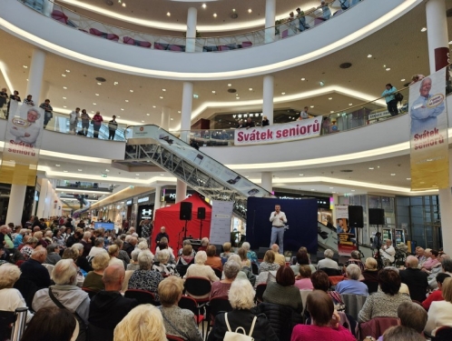 Senioři oslavili svůj svátek v Paláci Pardubice. Zazpíval jim Hron i Sochor